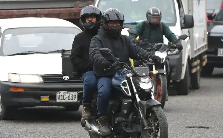 Motociclistas acatan de manera parcial disposiciones sobre uso de cascos y chalecos especiales