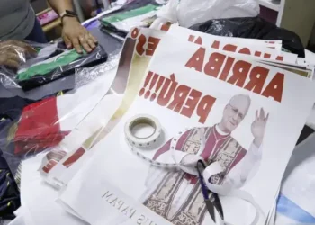 Polos alusivos al papa León XIV se viralizan en redes sociales: conoce a los confeccionistas y cómo nació la idea