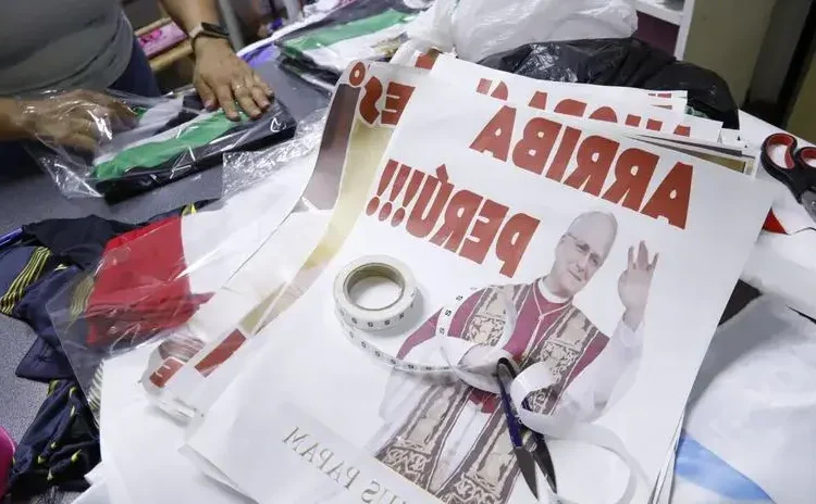Polos alusivos al papa León XIV se viralizan en redes sociales: conoce a los confeccionistas y cómo nació la idea