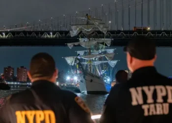 Puente Brooklyn: dos tripulantes muertos tras colisión de buque mexicano