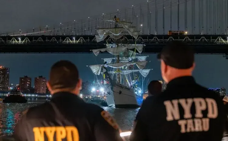 Puente Brooklyn: dos tripulantes muertos tras colisión de buque mexicano