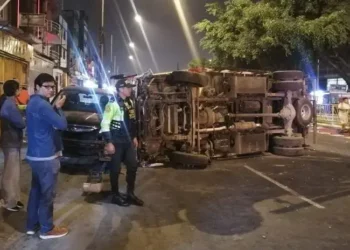 San Borja: furgoneta colisionó contra estructura y vehículo estacionado en la avenida Canadá