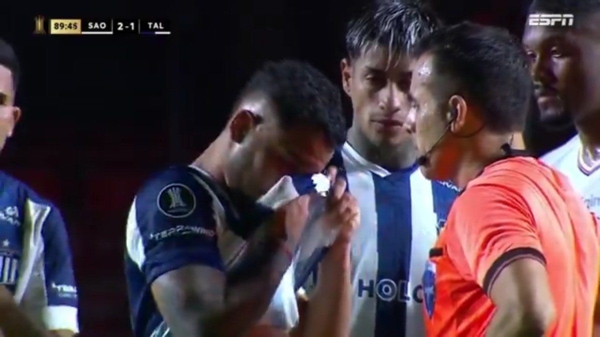 El jugador de taller recibió insultos xenófobos y se echó a llorar en el partido con Sao Paulo