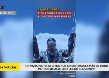 Un parapentista chino fue arrastrado a más de 8 500 metros de altitud y logró sobrevivir [VIDEO]