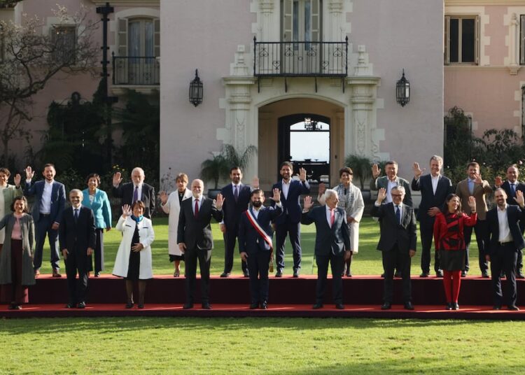 Presidente Boric encabeza foto oficial junto a su gabinete en Cerro Castillo en antesala de última Cuenta Pública