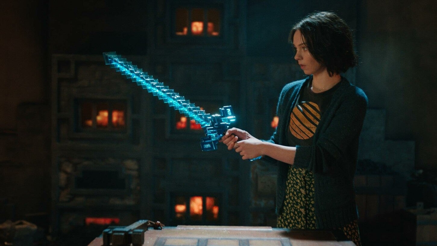Emma Myers, conocida por su papel como Enid Sinclair en 'Merlina', da vida a Natalie en 'A Minecraft Movie'.