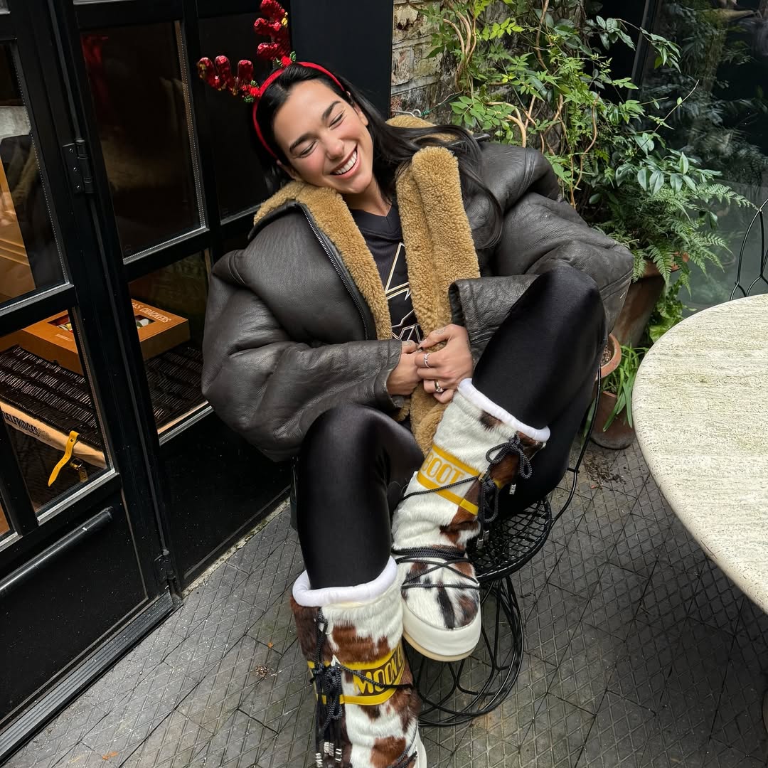 Dua Lipa ya había mostrado su anillo de compromiso en Instagram el 25 de diciembre, aunque no confirmó el enlace.