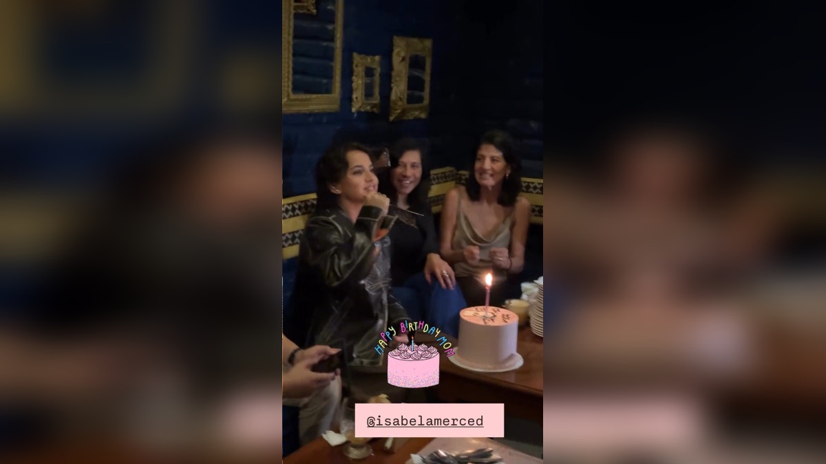 Isabela Merced celebró su cumpleaños de antemano con sus amigos y familiares
