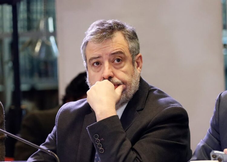 Licitación desierta del seguro complementario de Fonasa pone en jaque uno de los pilares de la reforma de salud del gobierno