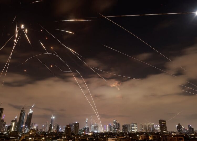 Ejército de Israel afirma que Irán lanzó nuevo ataque: Tel Aviv activó sistemas defensivos y alertó a la población