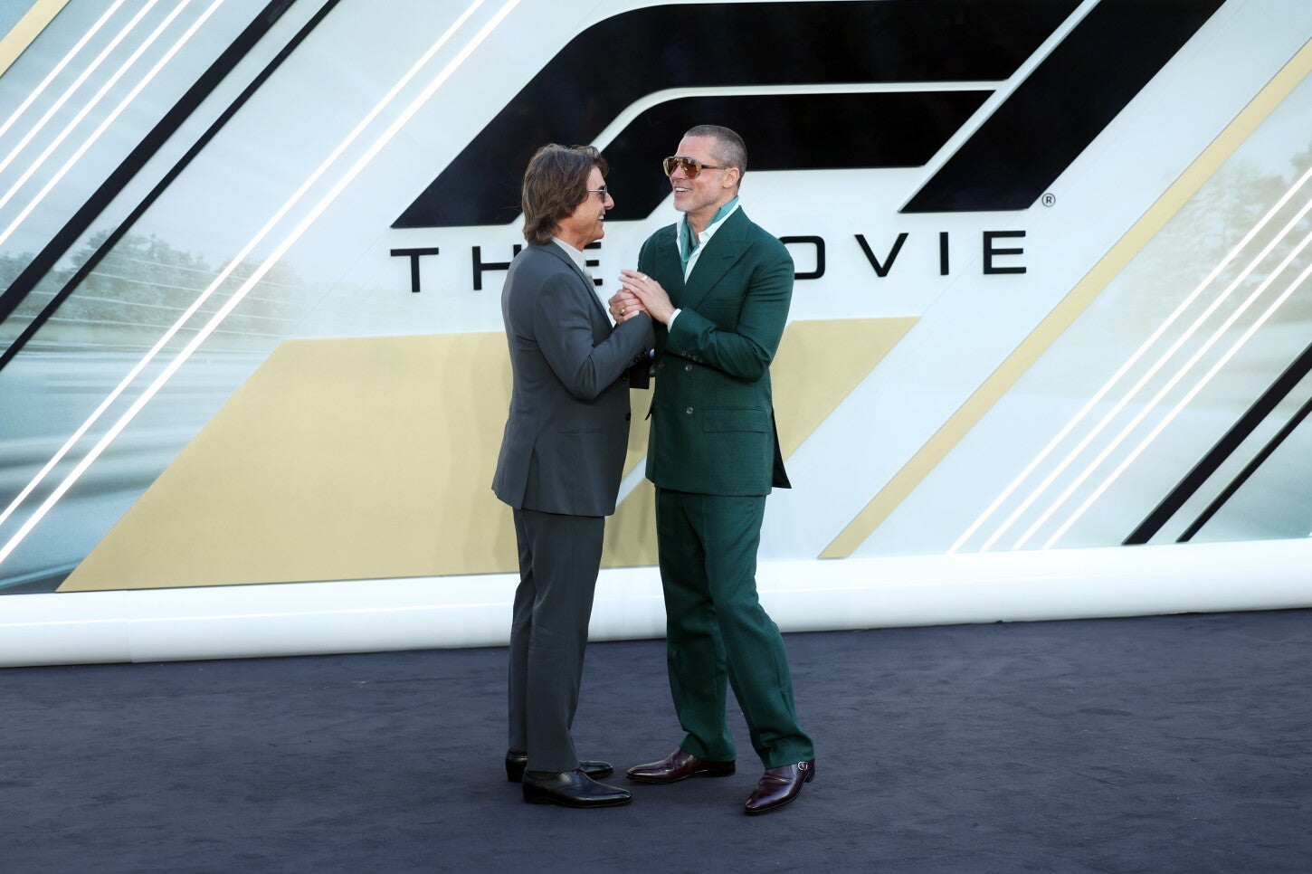 Tom Cruise hizo una aparición sorpresa en el estreno de 'F1' en Londres, uniéndose a Brad Pitt en la alfombra roja.