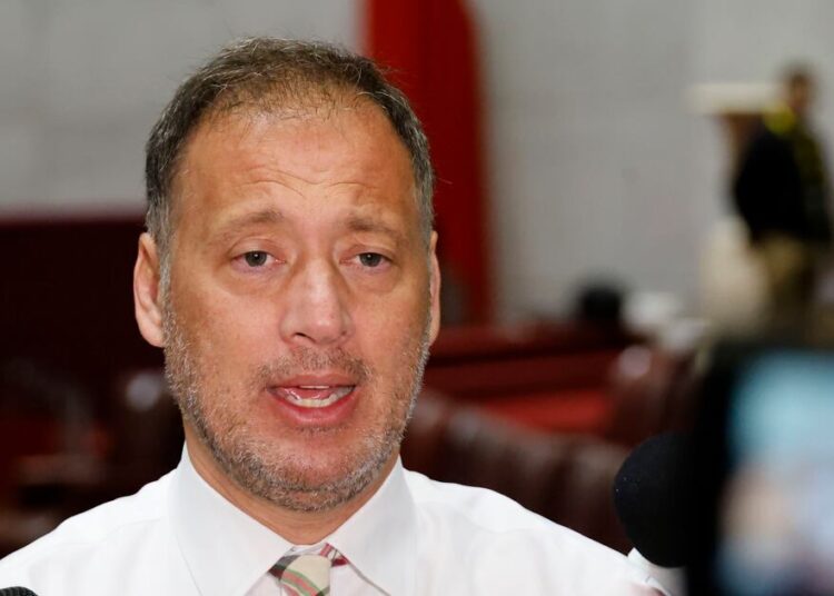 Castro (RN) pide a Comisión de Constitución poner en tabla proyecto que exime de contribuciones a adultos mayores en primera vivienda