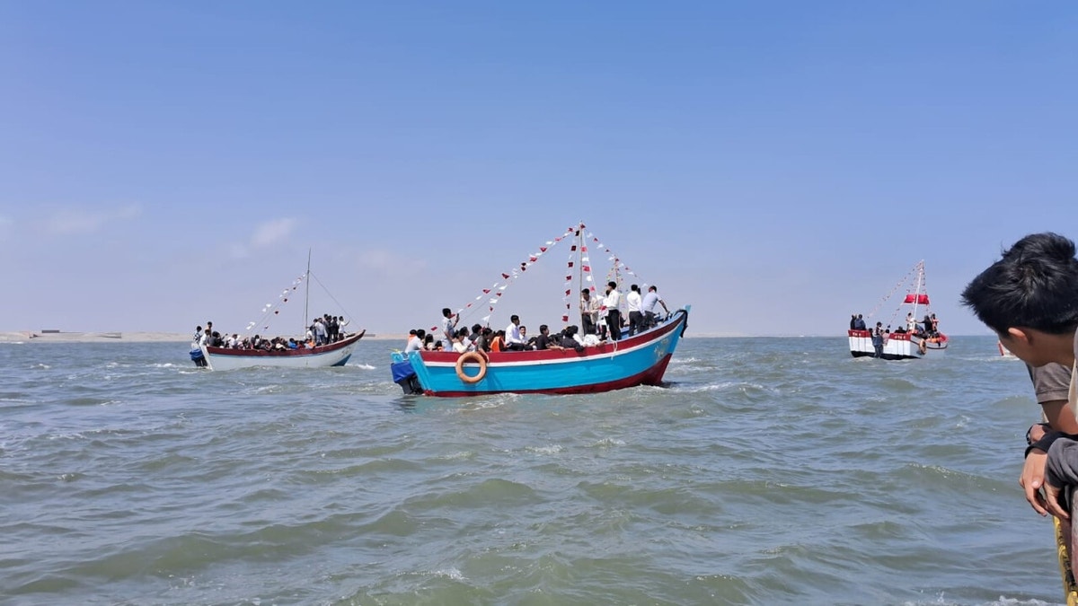 Procesión en el mar en la playa de San José, de la región de Lambayeque.