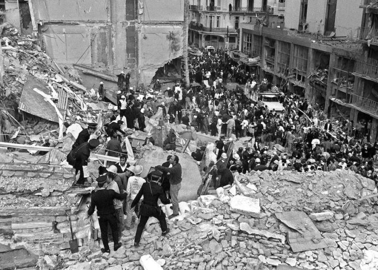 Argentina impulsa juicio en ausencia para diez acusados por atentado a la AMIA de 1994