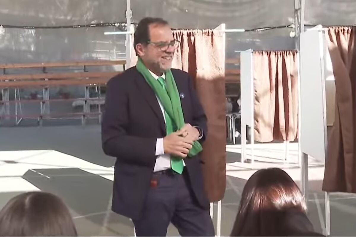 El candidato a la Federación Regionalista Socialista votó en su comuna nativa, en la región de Atacama.