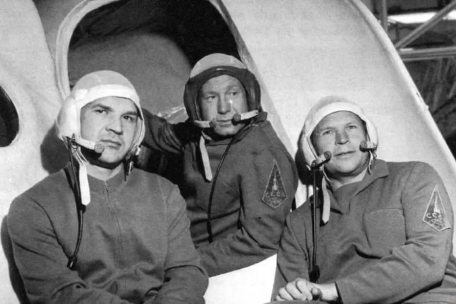 El avión fue atendido por Vladislav Volkov, Gueorgui Debrovolski y Viktor Patsáyev.