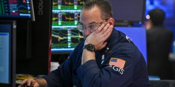 Acciones mundiales suben ligeramente y en Chile se espera la reacción del IPSA al triunfo de Jara