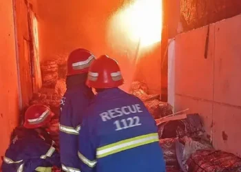 Al menos cinco heridos en un incendio de más de 24 horas en una fábrica en Pakistán