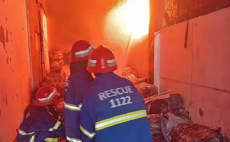 Al menos cinco heridos en un incendio de más de 24 horas en una fábrica en Pakistán