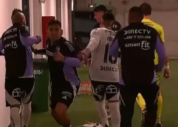 Arturo Vidal casi se pelea con portero de Colo Colo, Fernando de Paul, en empate con Iquique por Liga Chilena 2025