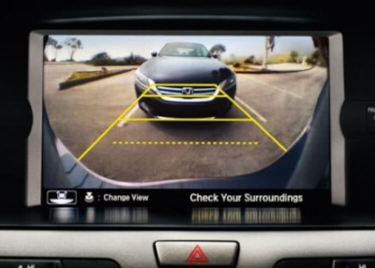 “Aumenta el riesgo de accidentes”: emiten alerta de seguridad para vehículos Ford Explorer por pérdida de imagen de cámara trasera