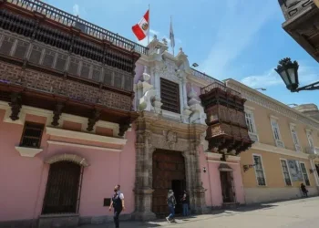 Cancillería recomienda a peruanos “posponer viajes no esenciales” a Medio Oriente