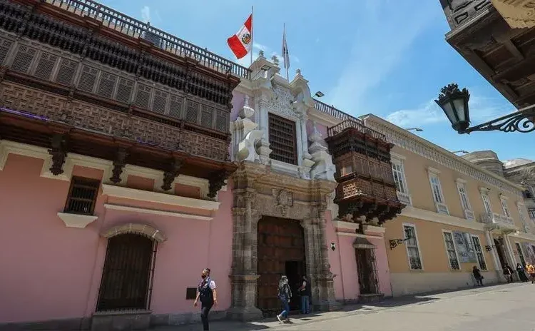 Cancillería recomienda a peruanos “posponer viajes no esenciales” a Medio Oriente