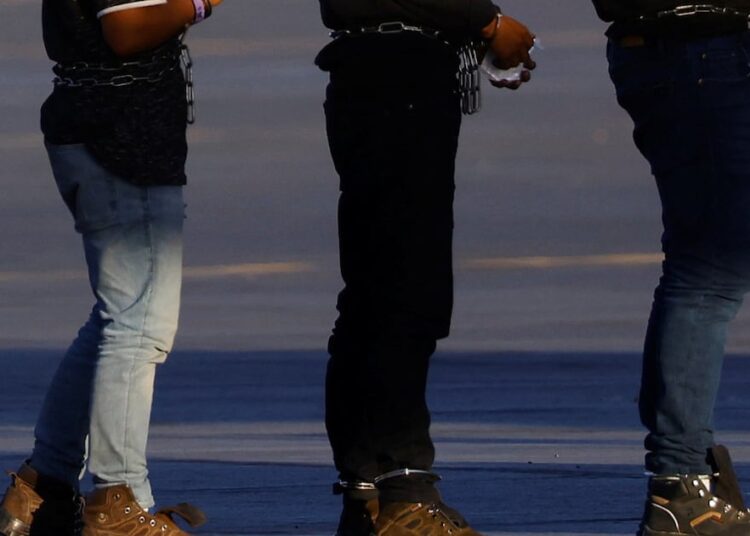 Corte Suprema de Estados Unidos permite por ahora reanudar deportación de migrantes a terceros países