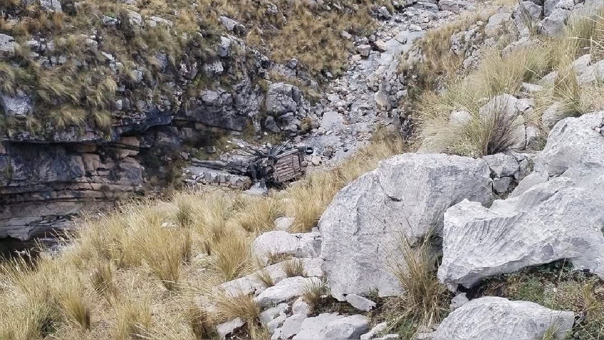 Huancavelica: cuatro miembros de una familia mueren en un accidente de vehículo Así terminó el vehículo que transportaba a la familia.