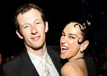 Dua Lipa confirma su compromiso con el actor Callum Turner: “Es muy emocionante”