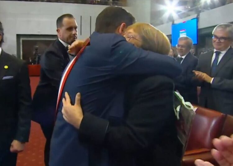El cálido abrazo del Presidente Boric a la expresidenta Michelle Bachelet en la Cuenta Pública 2025