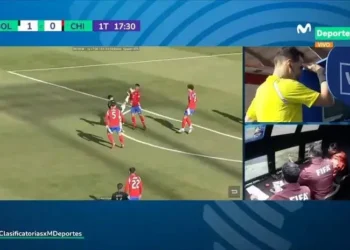 Esta es la dura falta que originó la expulsión de Lucas Chávez de Bolivia en partido ante Chile