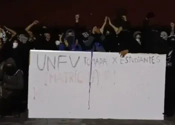 Estudiantes toman sede central de la Universidad Nacional Federico Villarreal por falta de apertura de matrículas