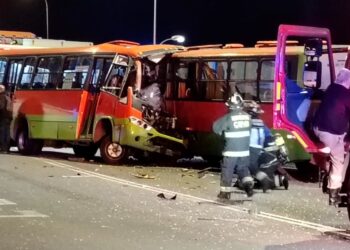 Imágenes sensibles: Choque frontal de dos micros deja a ambos conductores fallecidos en Valparaíso