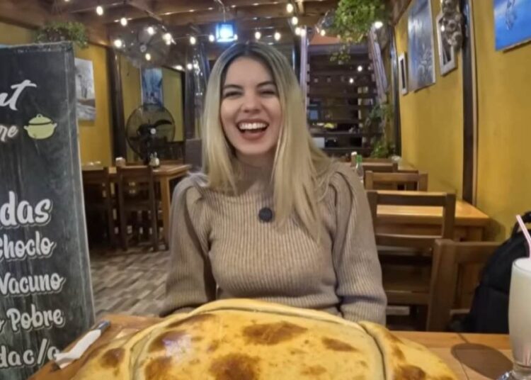La extranjera que probó la empanada de pino más grande de Chile: “Ojalá en mi país pudiera ser posible”