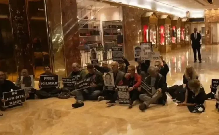Policía de Nueva York detuvo a 24 manifestantes contra redadas a inmigrantes en Torre Trump