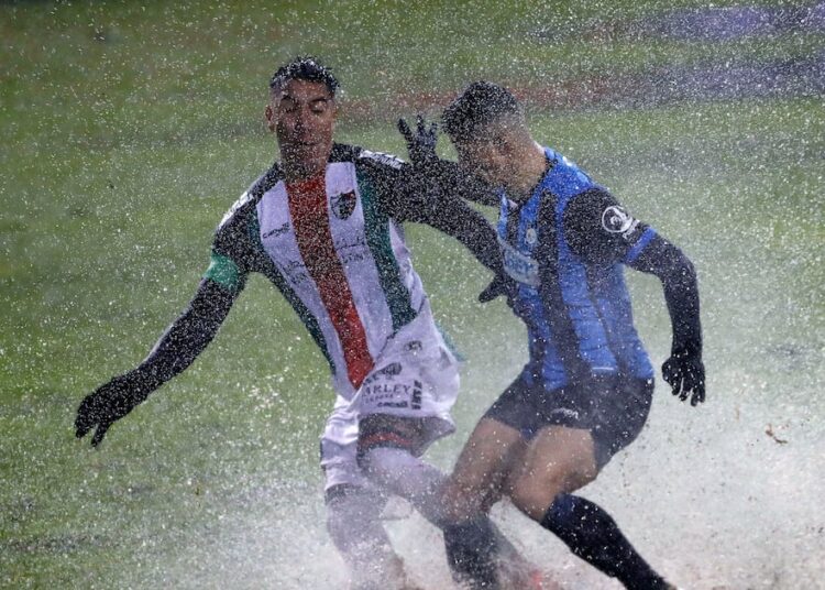 Se jugó en una piscina: el insólito informe arbitral del partido entre Huachipato y Palestino