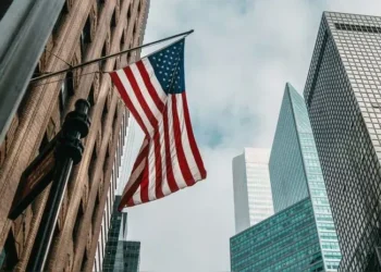 Sede de la Embajada de EE.UU. en Tel Aviv sufre “daños menores” por impacto cercano de misil iraní