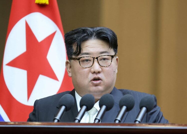 Televisión norcoreana muestra a Kim Jong Un recibiendo ataúdes de militares caídos en Ucrania