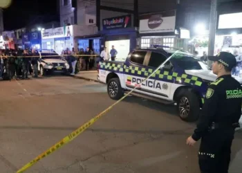 al menos una persona muerta y varias heridas por explosión de bombas en puestos policiales