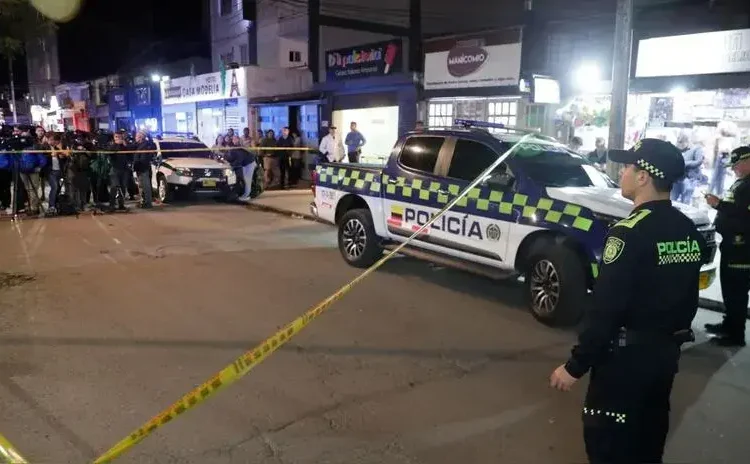 al menos una persona muerta y varias heridas por explosión de bombas en puestos policiales