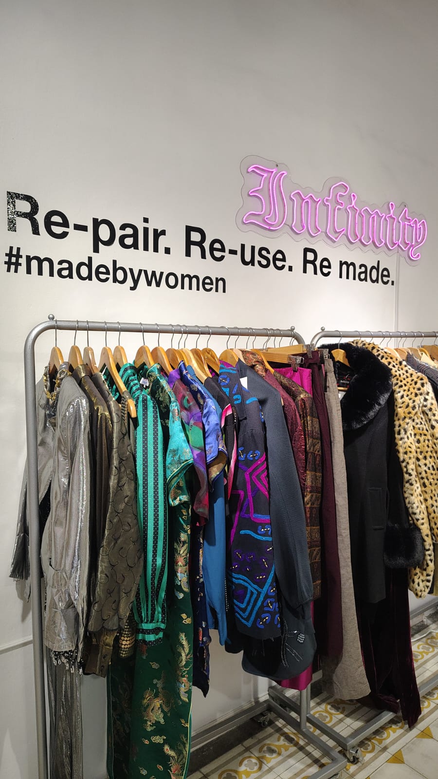 Reparación, reutilización y reconstrucción: la base de la moda sostenible que el infinito promueve. Reparación, reutilización y reconstrucción: la base de la moda sostenible que el infinito promueve.