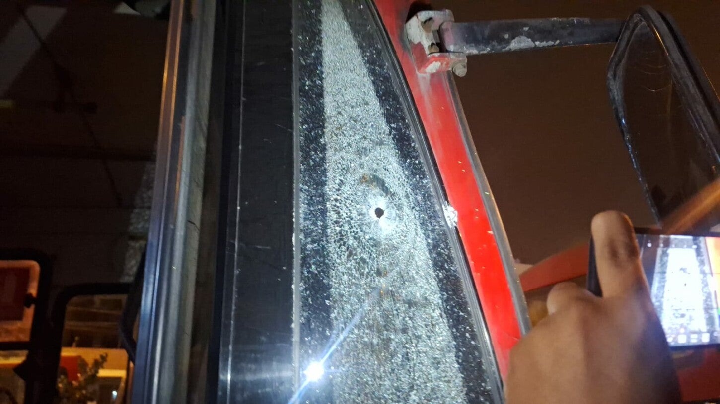 Una de las ventanas afectadas por el ataque. Una de las ventanas afectadas por el ataque.
