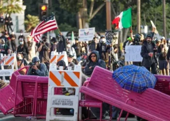 manifestantes protestan en Los Ángeles por redadas migratorias