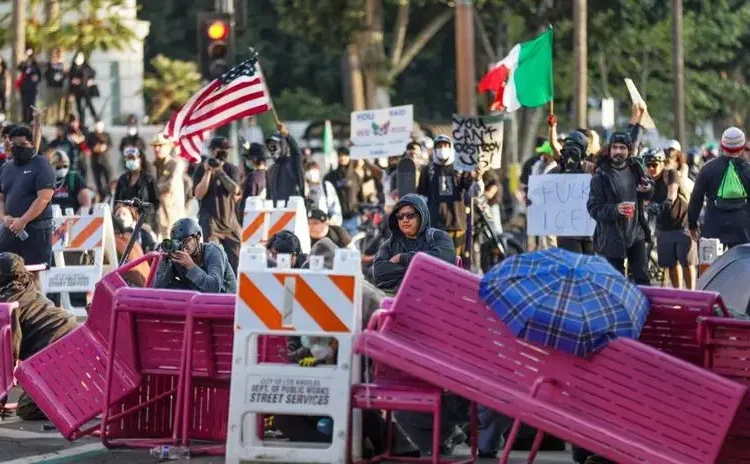 manifestantes protestan en Los Ángeles por redadas migratorias