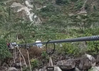 turistas viajan en oroya tras un derrumbe que interrumpe la vía Machupicchu-Santa Teresa
