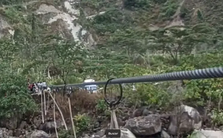 turistas viajan en oroya tras un derrumbe que interrumpe la vía Machupicchu-Santa Teresa