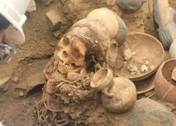 un fardo funerario de 1000 años es encontrado durante instalación de gas