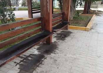 vecinos esparcen aceite quemado y grasa en bancas de un parque para “ahuyentar” a gente de mal vivir