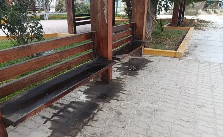 vecinos esparcen aceite quemado y grasa en bancas de un parque para “ahuyentar” a gente de mal vivir